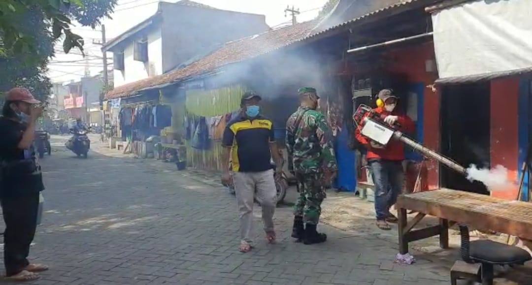 Babinsa Koramil 0830/02 Semampir Dampingi Petugas Fogging di Wilayah