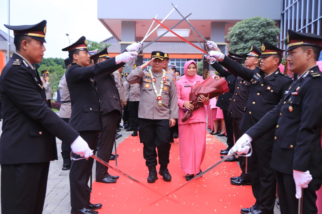 Polres Gresik Gelar Farewell and Welcome Parade Sambut Kapolres Gresik