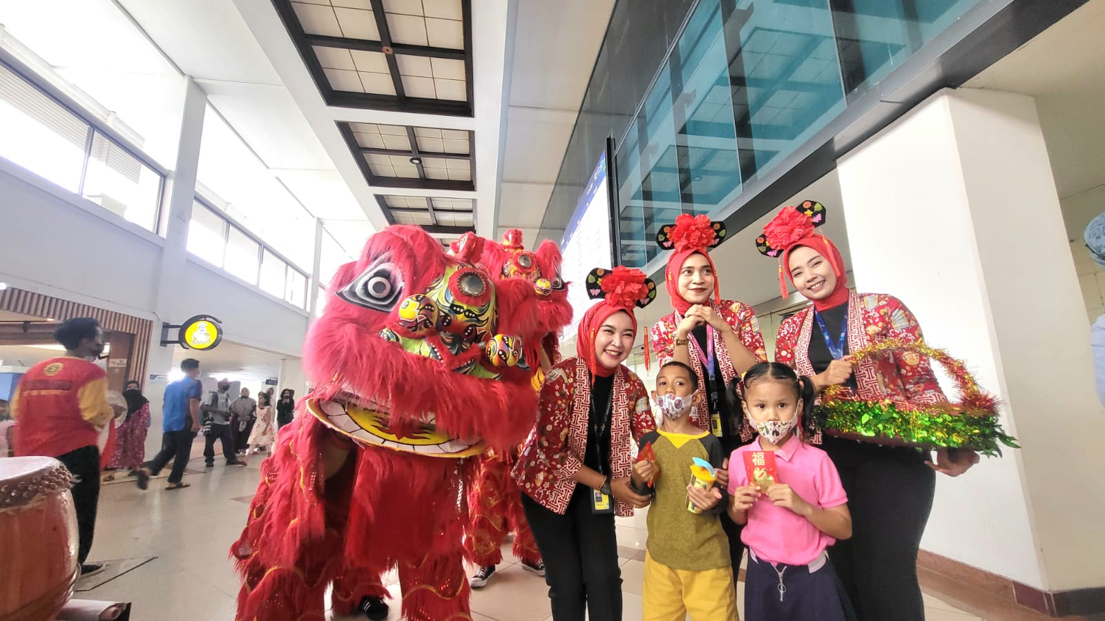 Penampilan Barongsai dan Liang-Liong Memeriahkan Imlek di Bandara Juanda