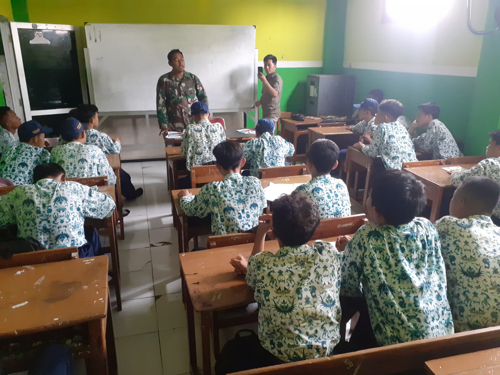 Babinsa Koramil 0830/01 Krembangan Berikan Materi Wasbang Kepada Pelajar