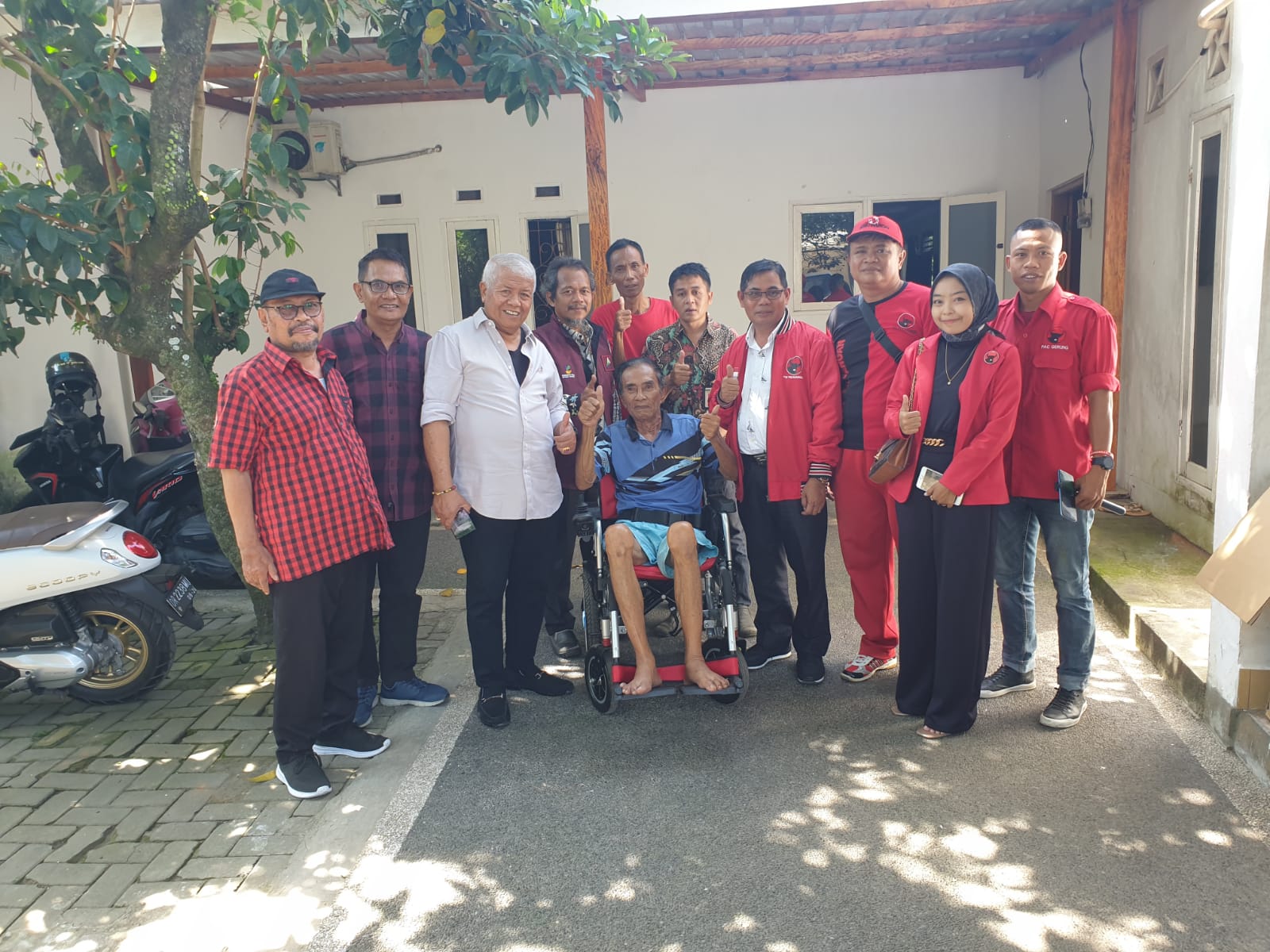 Mantan Kades Kuripan Lalu Maiwarte Lumpuh, Rachmat Hidayat Datang Bawakan Kursi Roda Elektrik Warna Merah