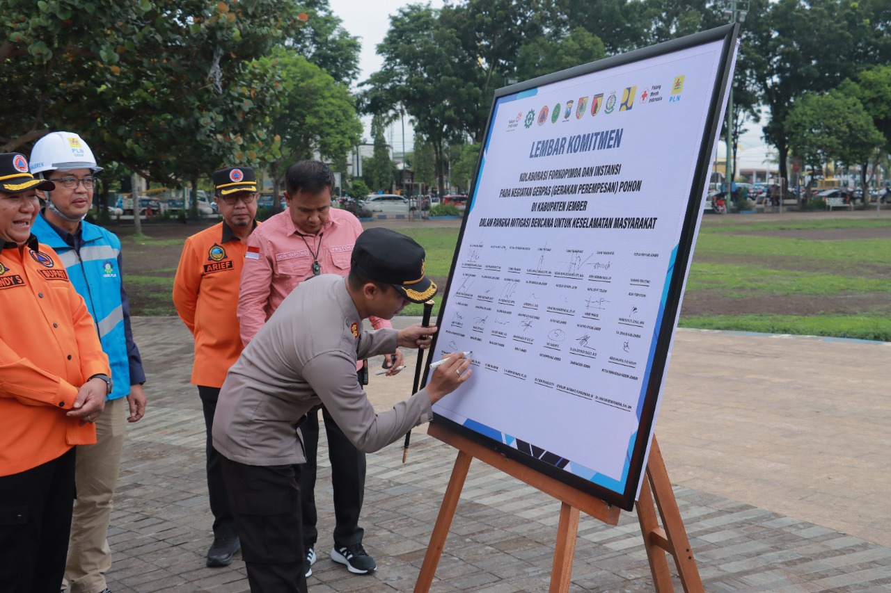 Kapolres Jember Bersama Forkopimda Tandatangani Komitmen Gerpas Pohon