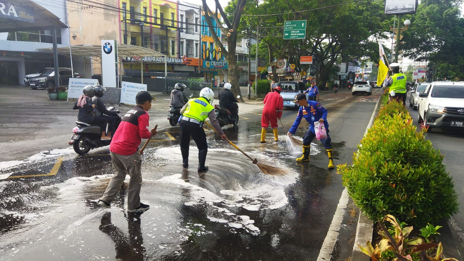 Personil Satlantas Polresta Malang Kota dan PMK Bersihkan Tumpahan Solar di Jalan S Parman