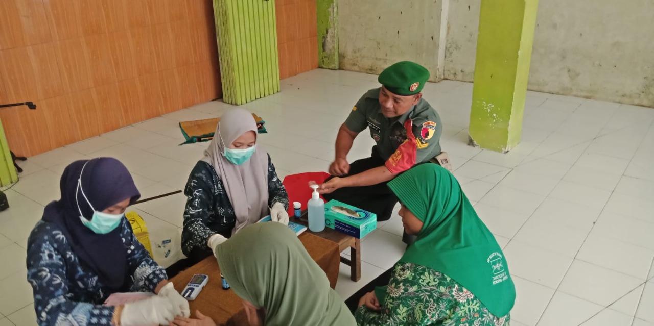Pak Babinsa Dampingi Siswa-siswi untuk Pengecekan Kadar HB guna Pencegahan Penyakit Anemia
