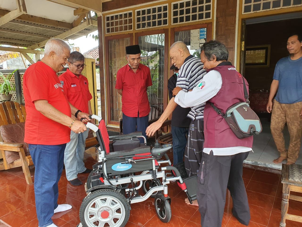 Pensiunan Abdi Negara Terkena Stroke, Rachmat Hidayat Hadir Beri Bantuan Kursi Roda Elektrik Warna Merah
