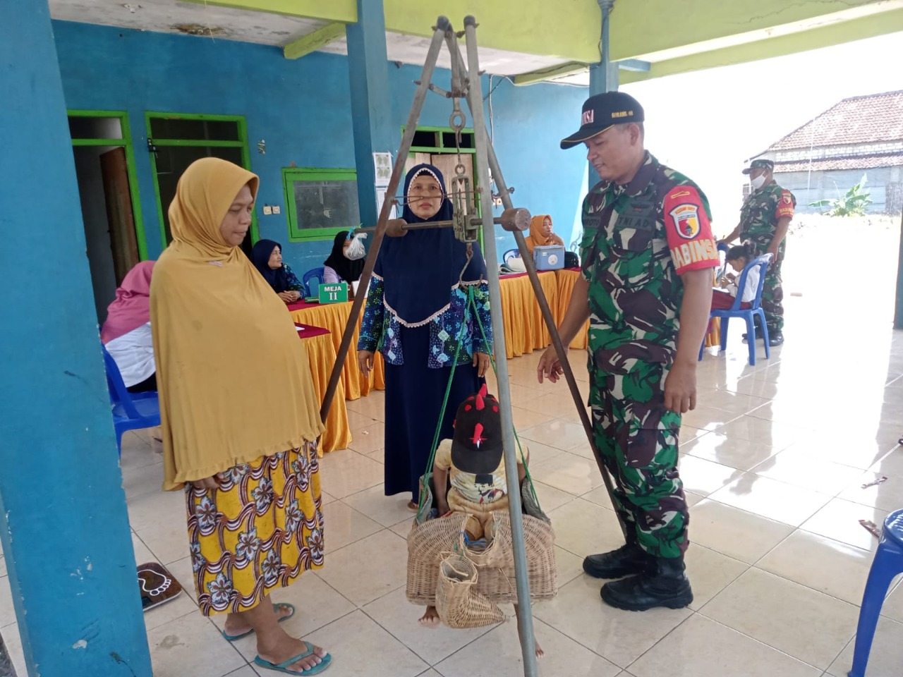 Wujudkan Generasi Sehat, Babinsa Dampingi Petugas Berikan Pelayanan  Posyandu