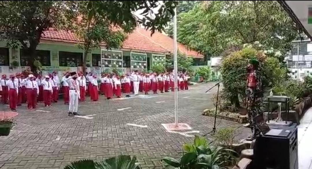 Tanamkan Disiplin dan Rasa Cinta Tanah Air Babinsa Sonokwijenan jadi Pembina Upacara di Sekolah