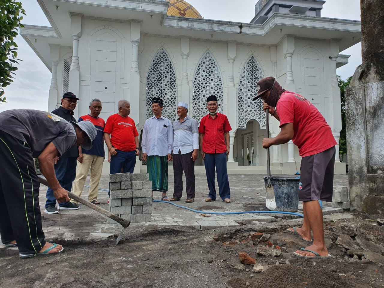 Terus Berkhidmat untuk Melayani Umat, Rachmat Hidayat Salurkan Banyak Bantuan untuk Pembangunan Tempat Ibadah