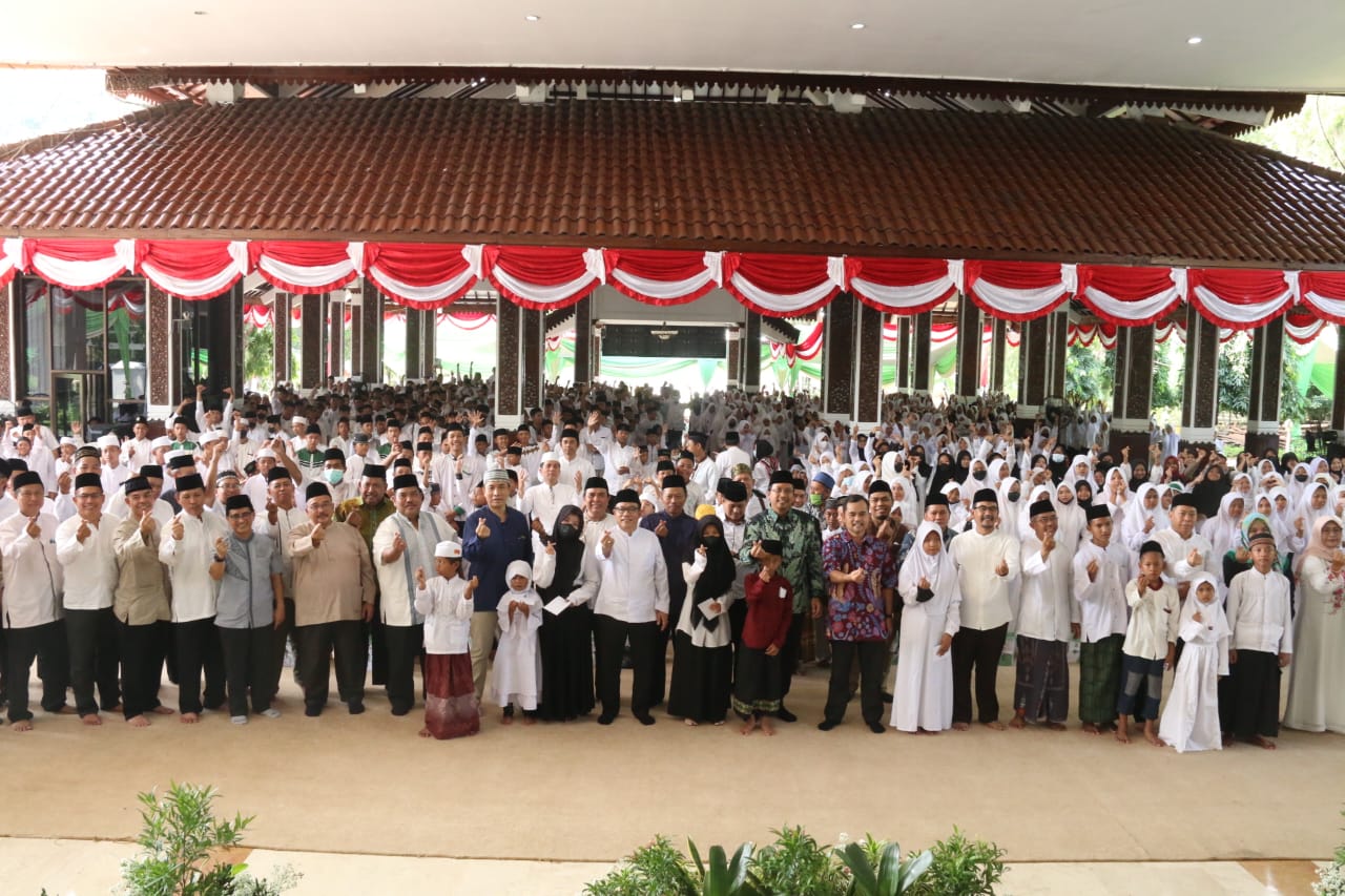 Hari Jadi ke 164 Kabupaten Sidoarjo, Gus Muhdlor Berbagi Bersama 1000 Anak Yatim