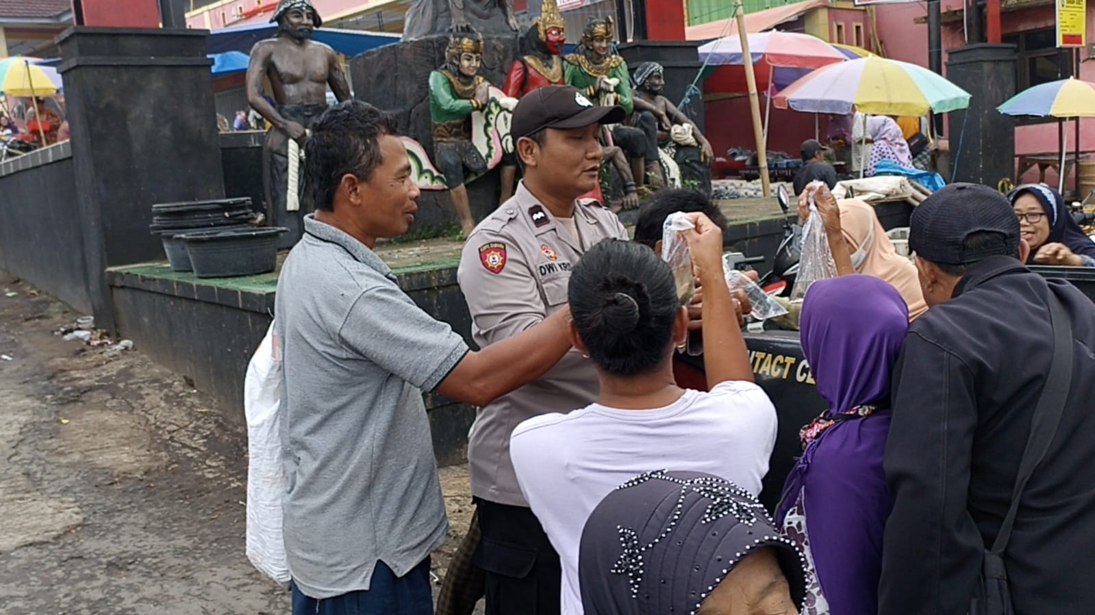 Cegah Wabah Demam Berdarah, Polisi bagikan Ikan Cupang untuk Warga di Ponorogo