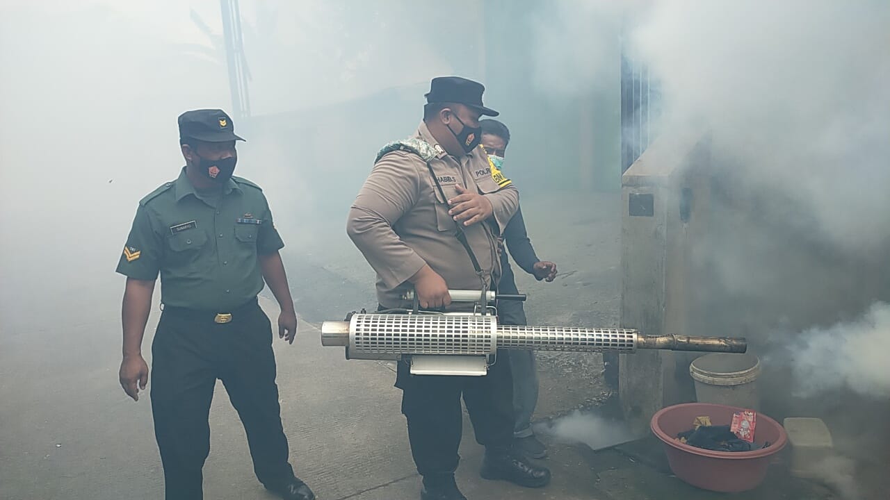 Kompak, Polisi Bersama TNI dan Dinkes Mojokerto Laksanakan Fogging Cegah DBD