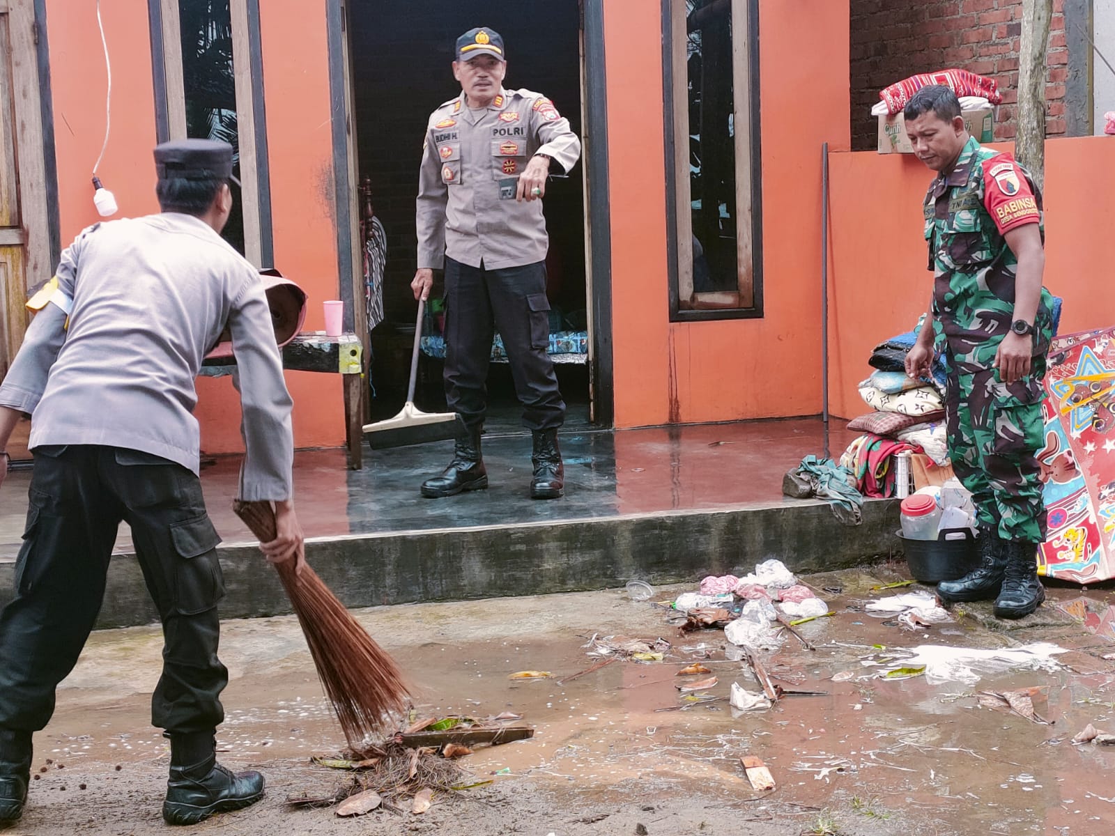 Jajaran Kepolisian Trenggalek Bersama Tiga Pilar Bantu Warga Perbaiki Atap Rumah Akibat Angin Kencang