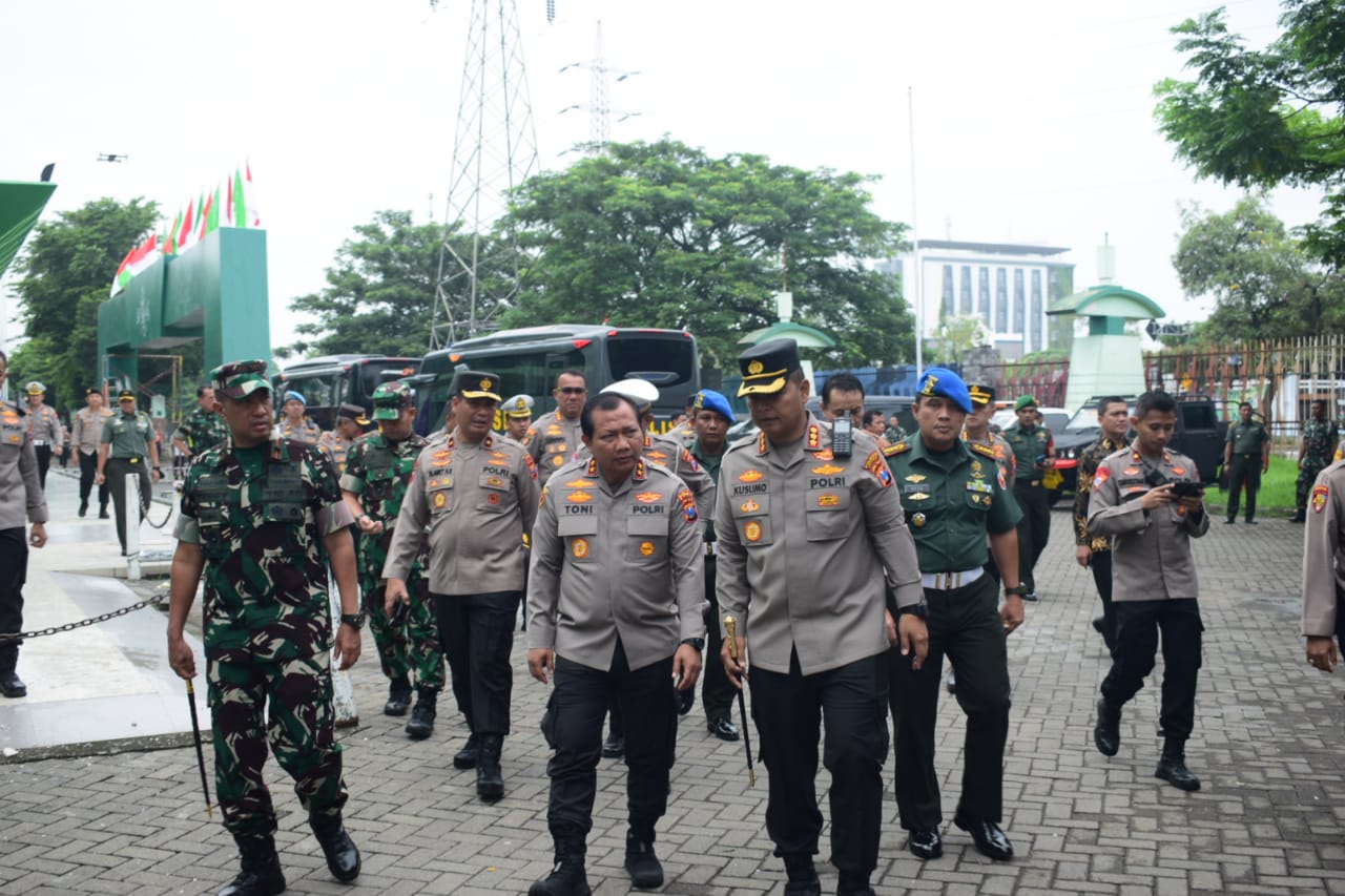 Kapolda Jatim Menghimbau Jamah yang Hadiri Harlah Satu Abad NU dalam Kondisi Prima