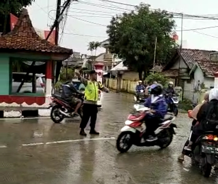 Upaya Anggota Polri Urai Kemacetan Di Jembatan Penghubung Dua Desa, Yakni Jembatan Rumambe Klari