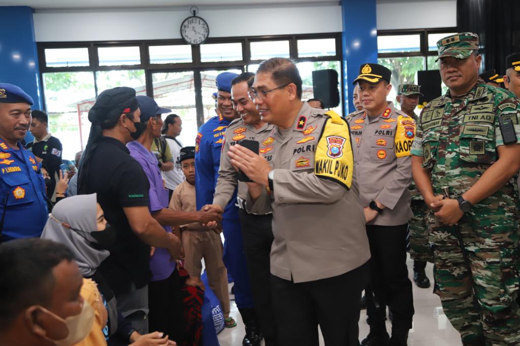 Wakapolda Jatim Gelar Bhakti Kesehatan Bhayangkara dan Gebyar Vaksinasi Di Pelabuhan Gresik