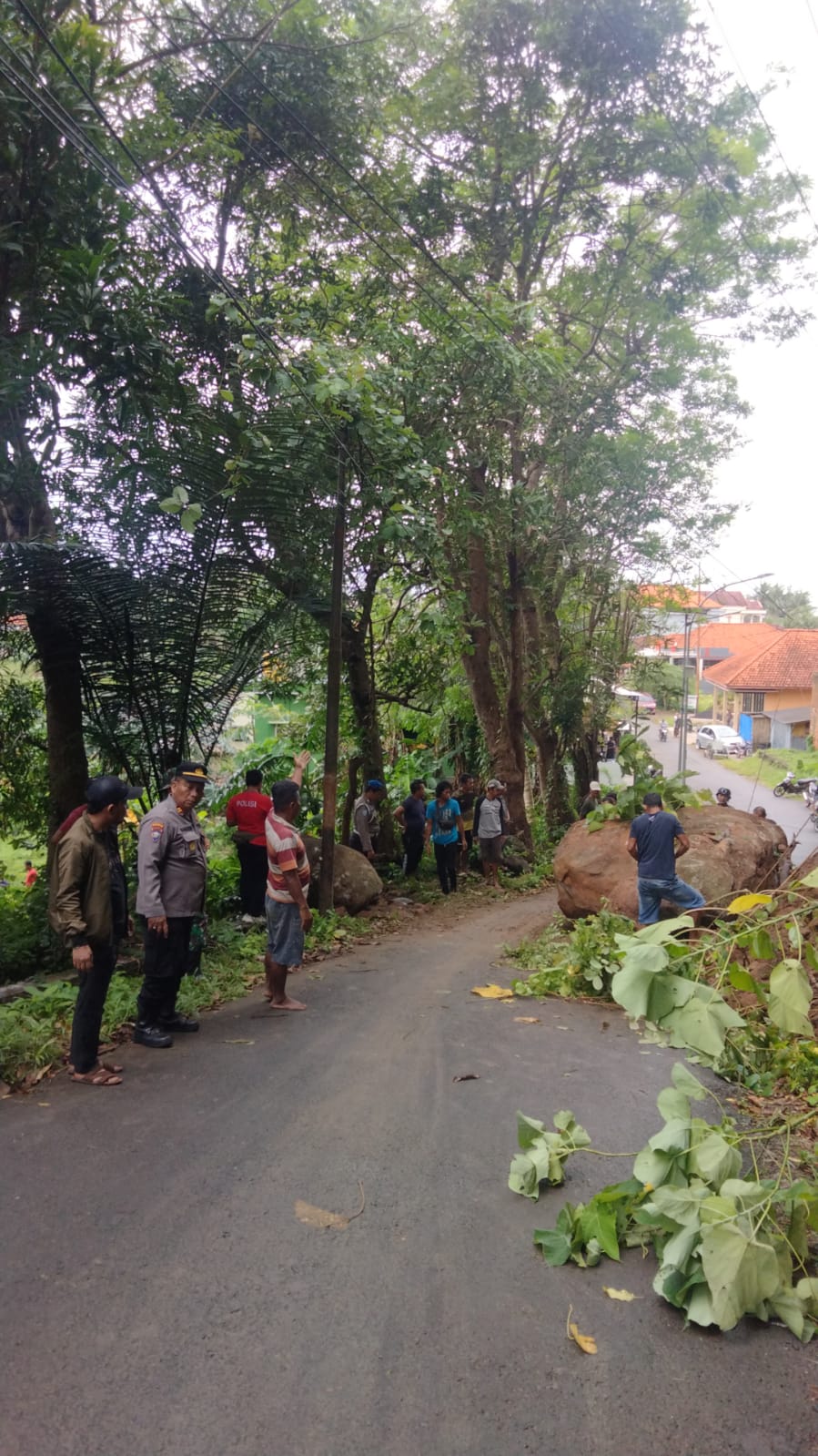 Gerak Cepat TNI-Polri Tambak Membersihkan Tanah Longsor