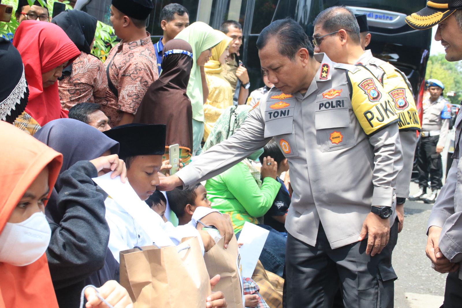 Kapolda Jatim Bangkitkan Semangat Anak Yatim di Jumat Curhat