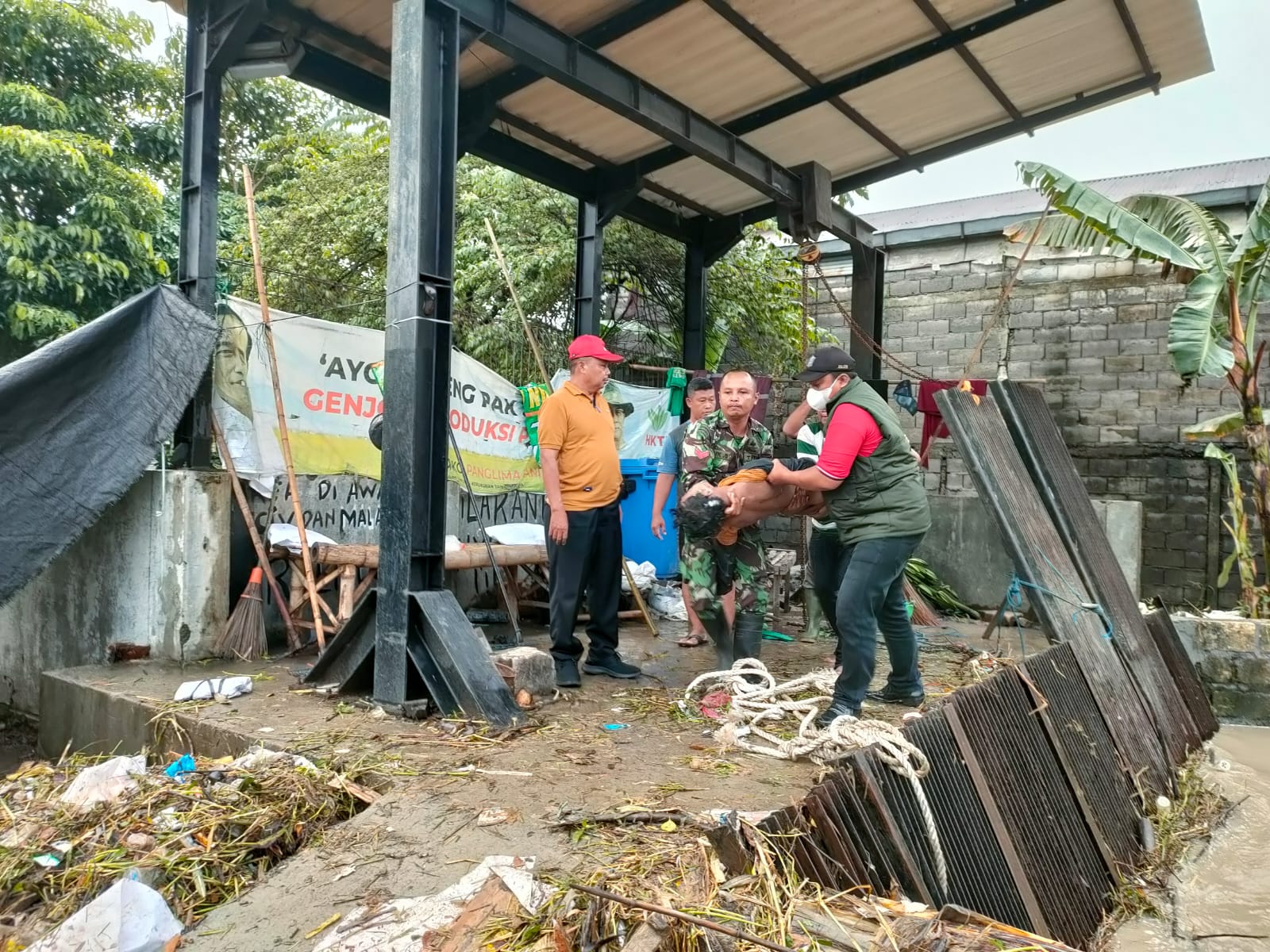 Koramil Benowo Bantu Korban Tenggelamnya Warga