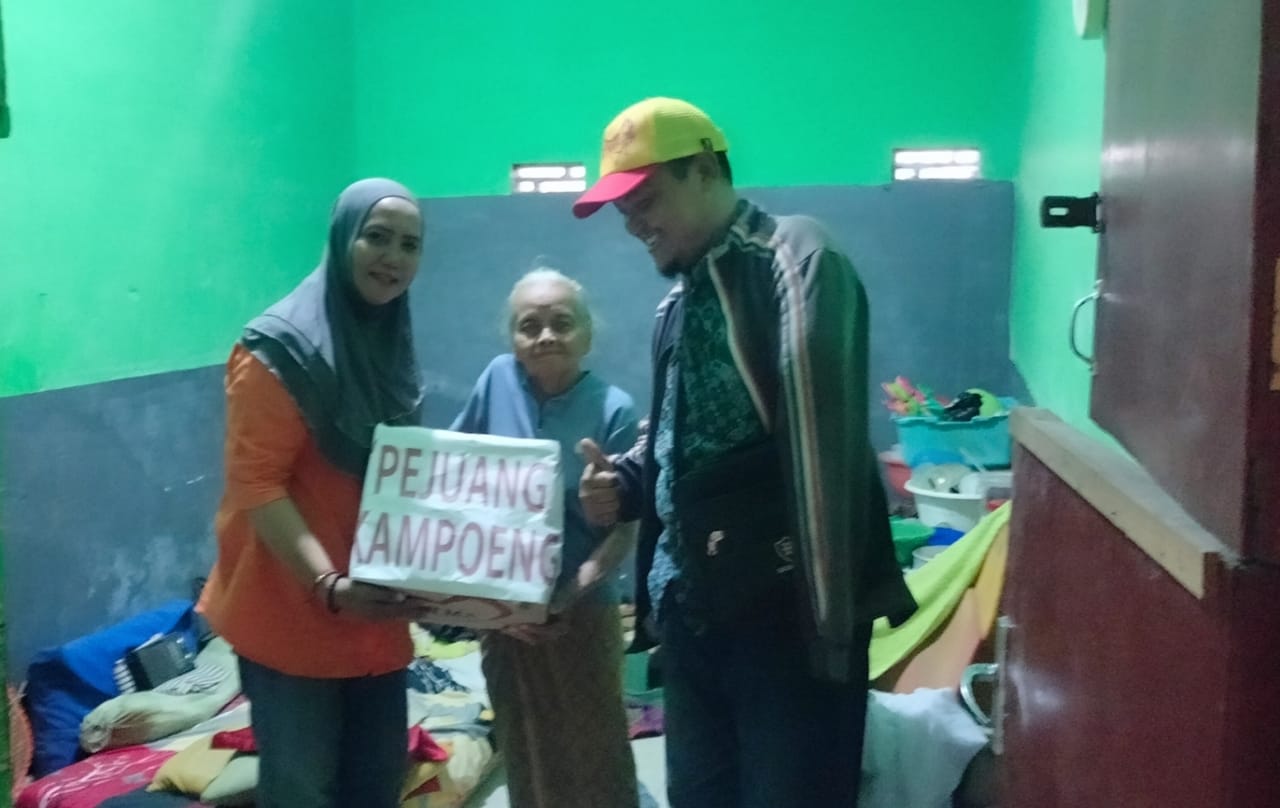 Dulur Dulur Pejuang Kampoeng Berbagi Sembako Buat Janda Sebatang Kara