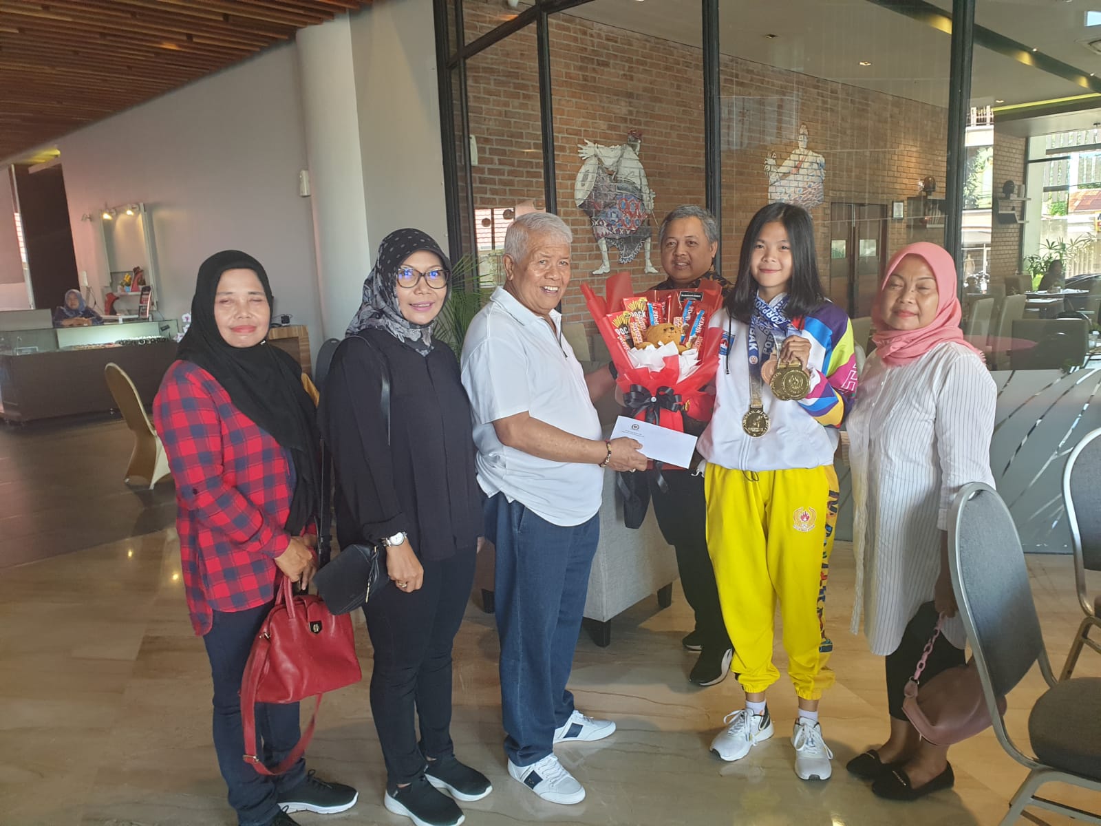 Apresiasi Atlet Porprov Kota Mataram, Rachmat Hidayat Beri Hadiah Uang Pembinaan untuk Atlet Menembak yang Boyong Lima Medali Emas