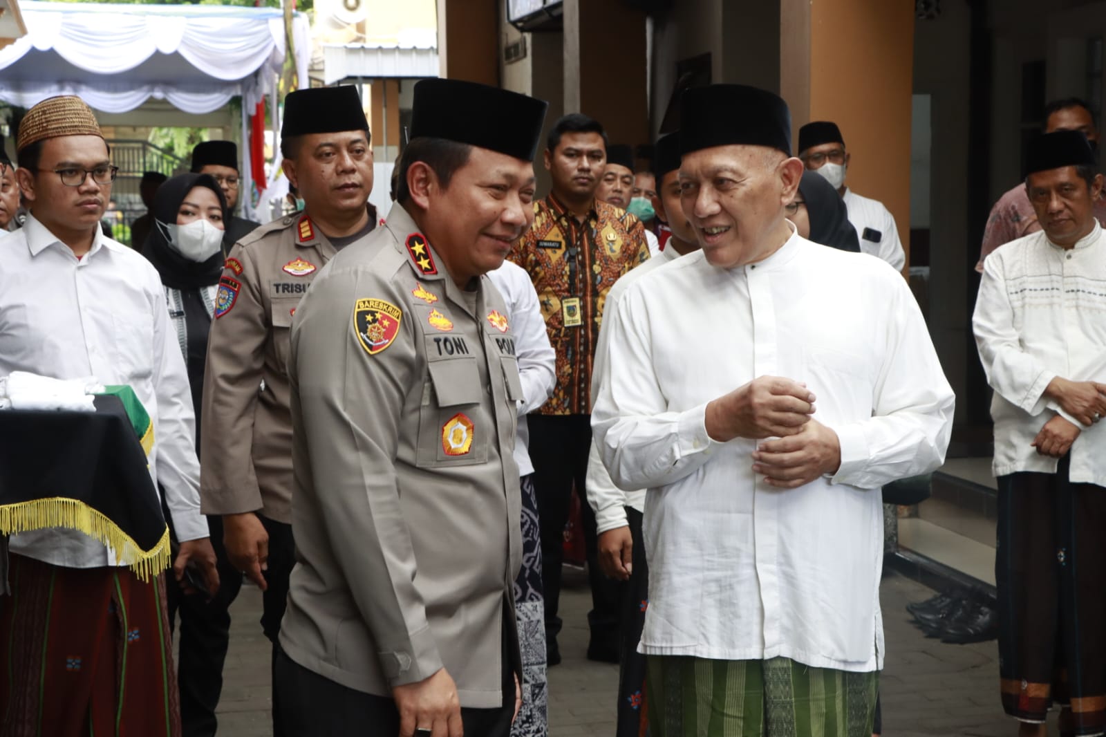 Kunker ke Jombang, Kapolda Jatim Beri Penghargaan Personel Berprestasi dan Kunjungi Ponpes Tebuireng