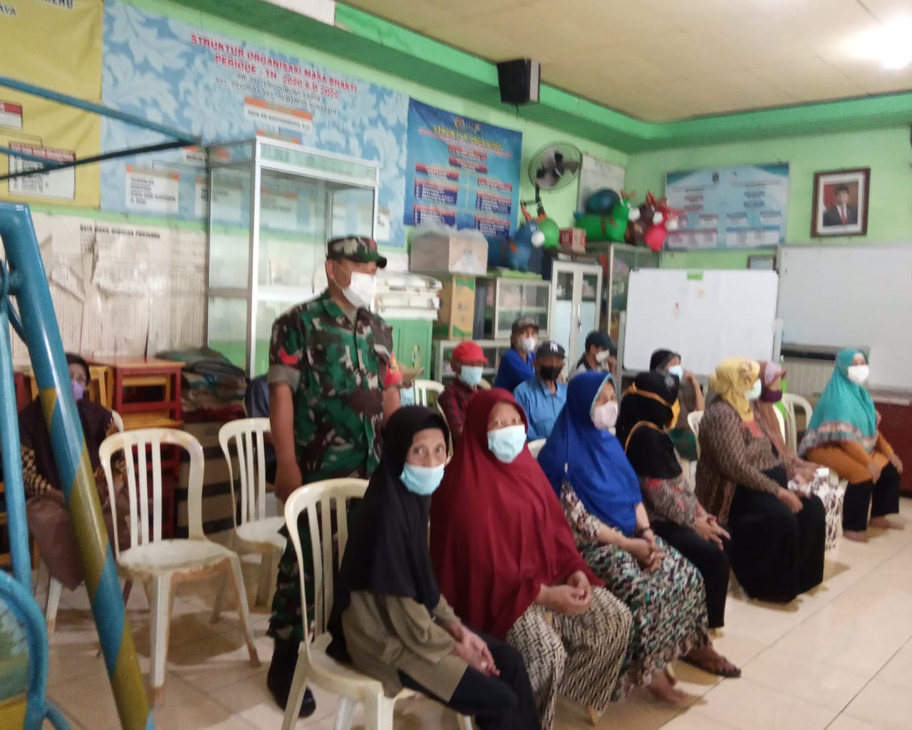 Sukseskan Vaksinasi Booster, Babinsa Koramil 0830/02 Semampir Lakukan Pendampingan