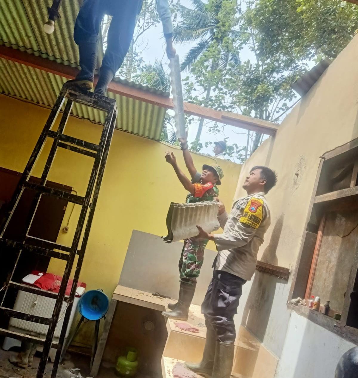 Respon Cepat Polisi Bersama TNI Bantu Benahi 90 Rumah Rusak Akibat Angin Kencang di Banyuwangi