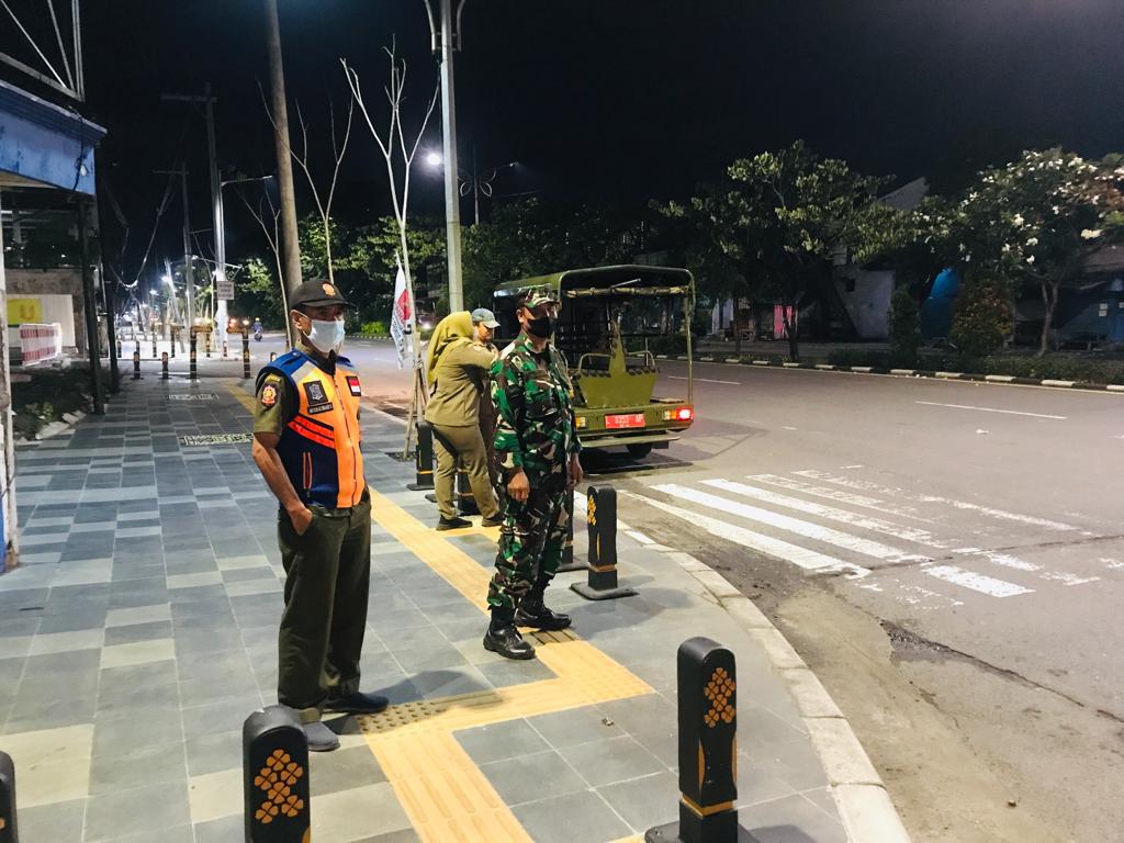 Antisipasi Gangguan Kamtibmas Malam Hari di Wilayah, Babinsa Patroli Bersama Satpol PP