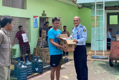 Lapas Bojonegoro Bagikan Perlengkapan Mandi ke Warga Binaan