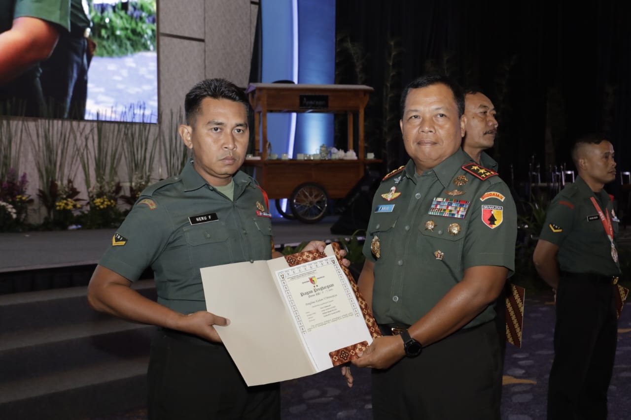 Viral Tangkap Jambret, Babinsa Koramil 0831/01 Simokerto Dapatkan Penghargaan Dari Pangdam V/Brawijaya