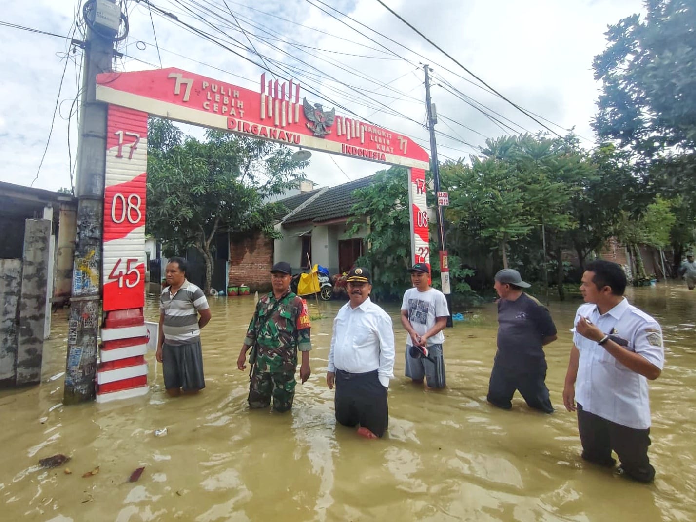 Peduli Korban Banjir Driyorejo, PT Dayasa Aria Prima Salurkan Ratusan Bantuan Sembako