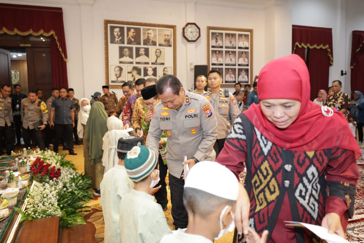 Kapolda Jatim Dampingi Gubernur Gelar Silaturahmi dan Pemberian Bantuan Keluarga Korban Kanjuruhan