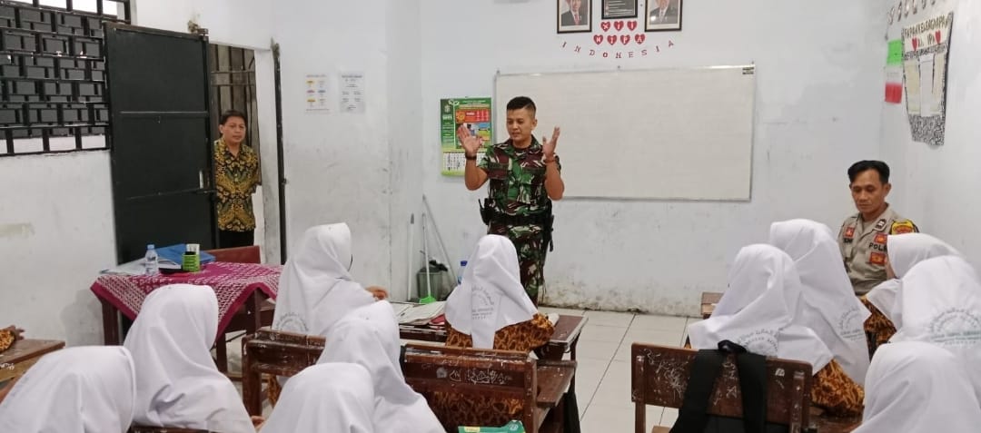 Babinsa Kelurahan Wonokusumo Berikan Wasbang di MA Sunan Ampel