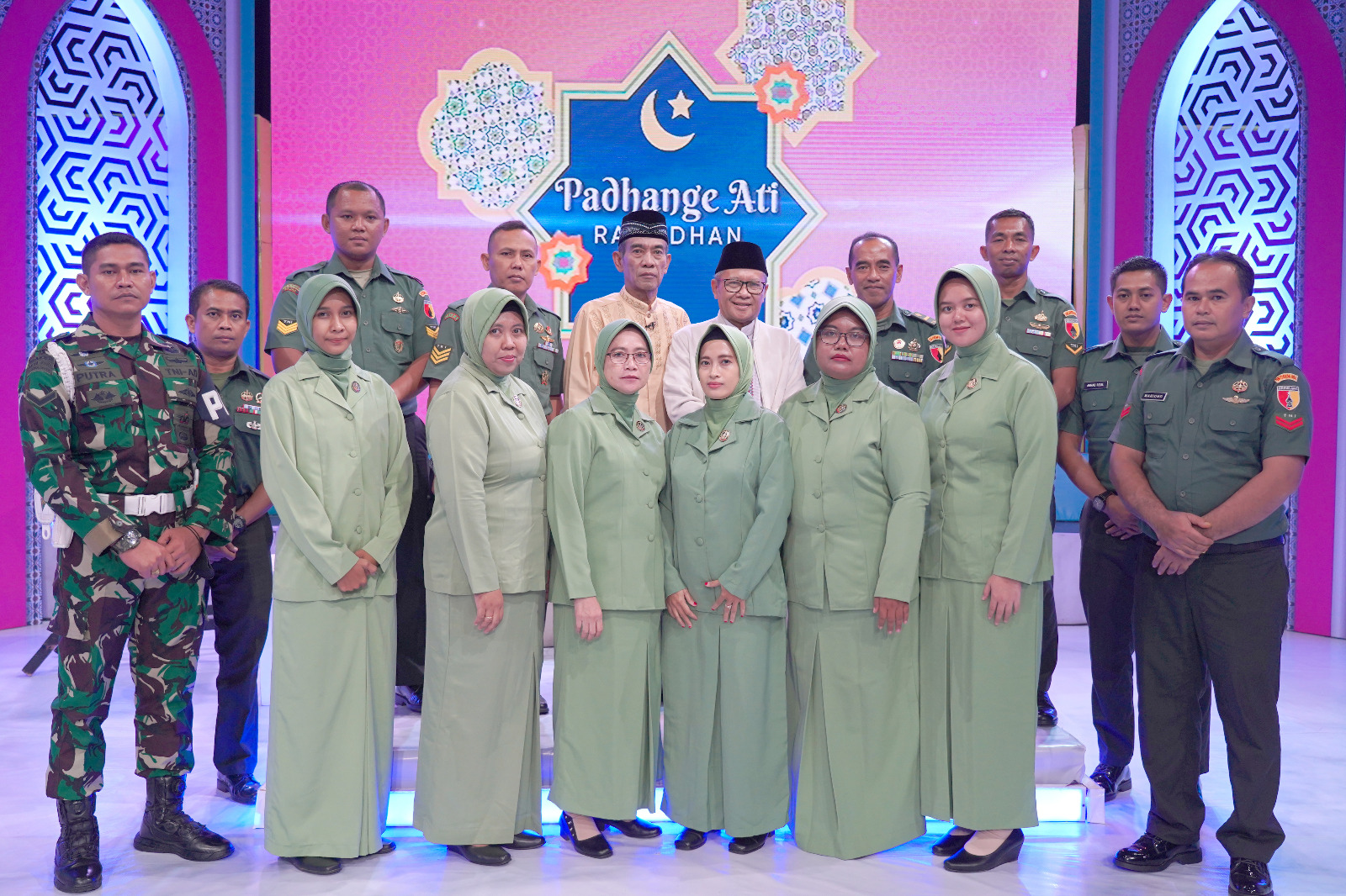 Prajurit TNI dan Persit Kartika Chandra Kirana Koorcab Korem 084 Hadiri Pengajian Padange Ati di Stasiun Jtv Surabaya