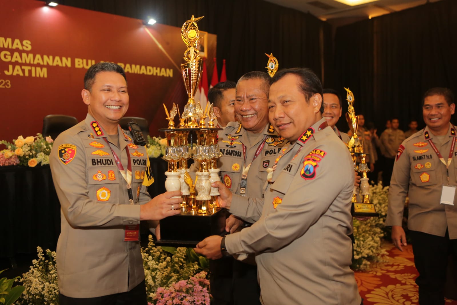 Anev Sitkamtibmas 2023, Kapolda Jatim Beri Penghargaan Kepada Kapolres dan Anggota yang Berprestasi