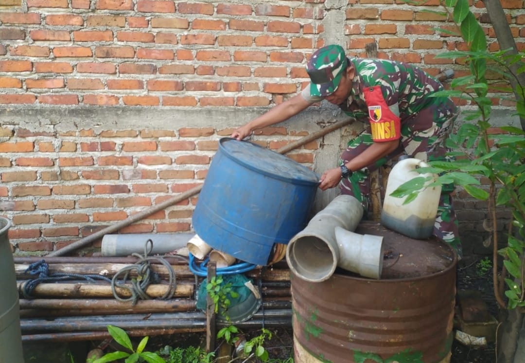 Cegah DBD, Babinsa Cek Tempat Yang Sering Digenangi Air