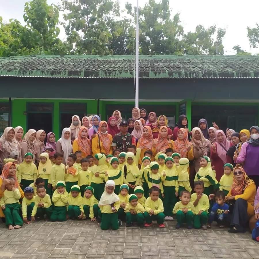 Terima Kunjungan Anak-Anak TK, Babinsa Ujungpangkah Kenalkan Tupok TNI dan Tanamkan Kepribadian Baik Generasi Muda