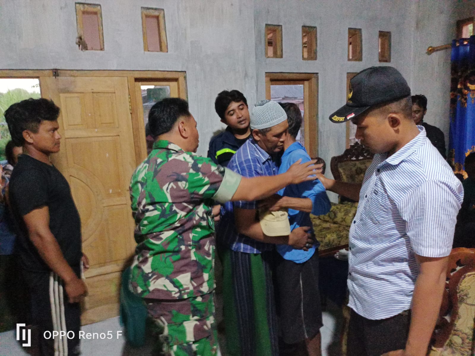Kolaborasi, Polisi Bersama TNI dan Pemdes Berhasil Redam Isu Santet di Situbondo