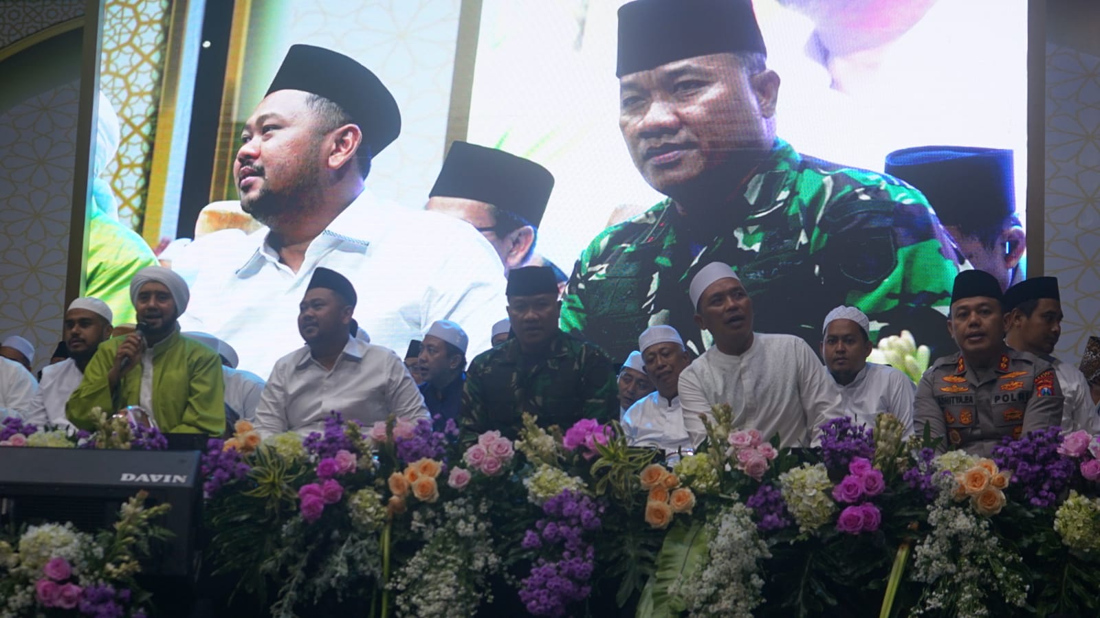 Dandim 0817/Gresik Hadiri dan Dukung Penuh Acara Sholawat Bersama Habib Syekh di Pemkab Gresik