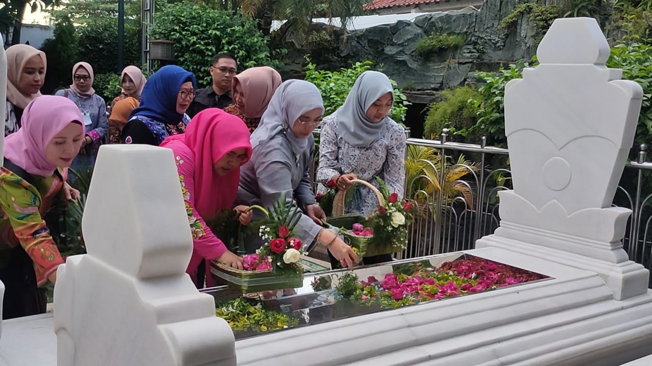 Dandim dan Ketua Persit KCK Cabang XLIX Sambut Ibu Ketua Umum Persit KCK Ziarah ke Makam Sunan Ampel