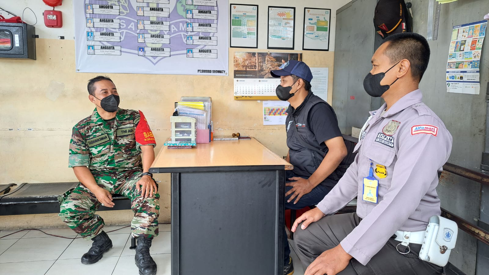 Ciptakan Kondisi Aman, Komsos Babinsa Kebomas dengan Security Perusahaan di Wilayah