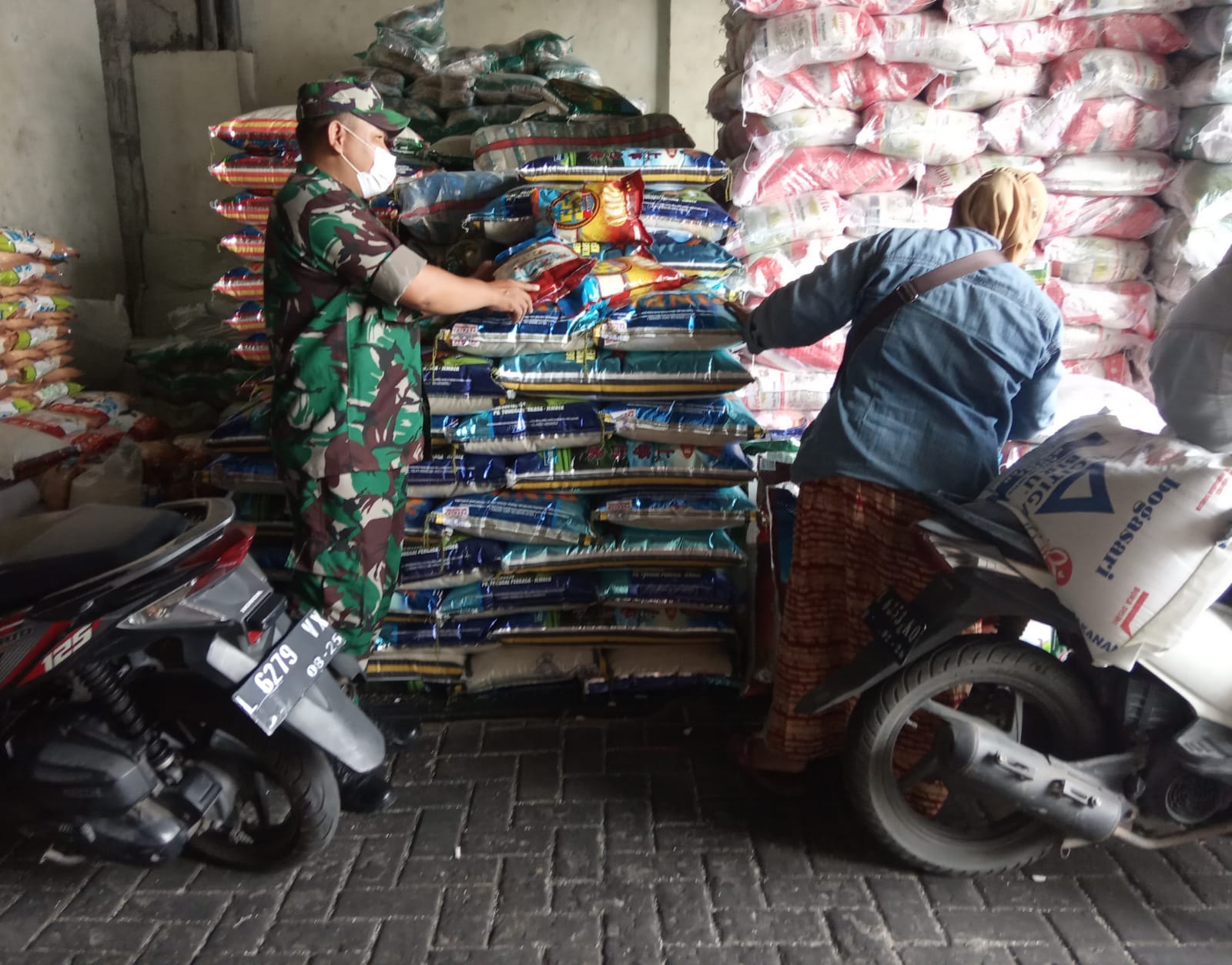 Babinsa Pegirian Monitoring Persediaan dan Harga Sembako di Wilayah