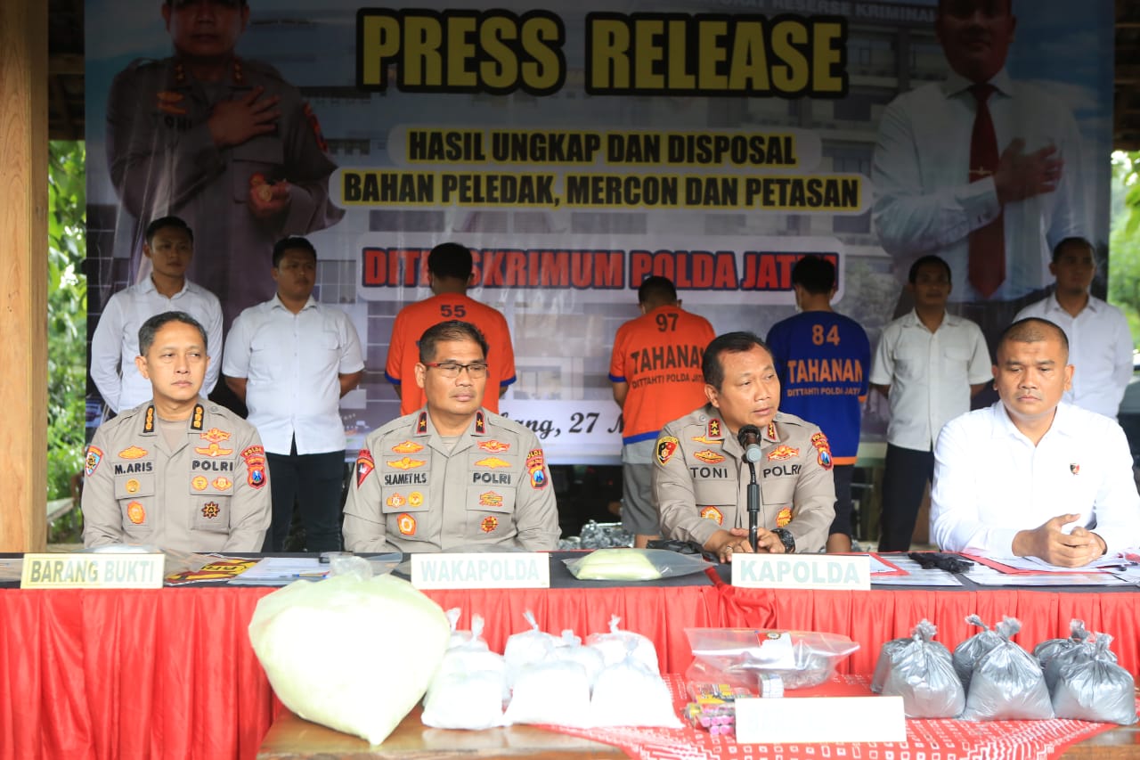Polda Jatim Berhasil Amankan Penjual Bahan Peledak Petasan Seberat 231 Kilogram