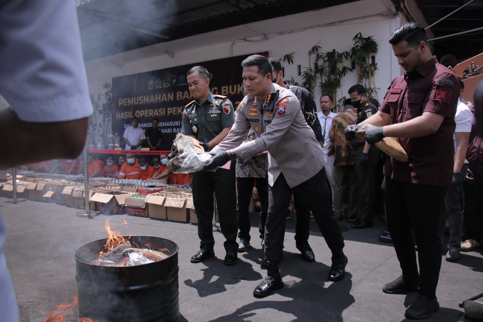 Polresta Malang Kota Musnahkan Ribuan Botol Miras Hasil Ungkap Kasus OPS Pekat Semeru 2023