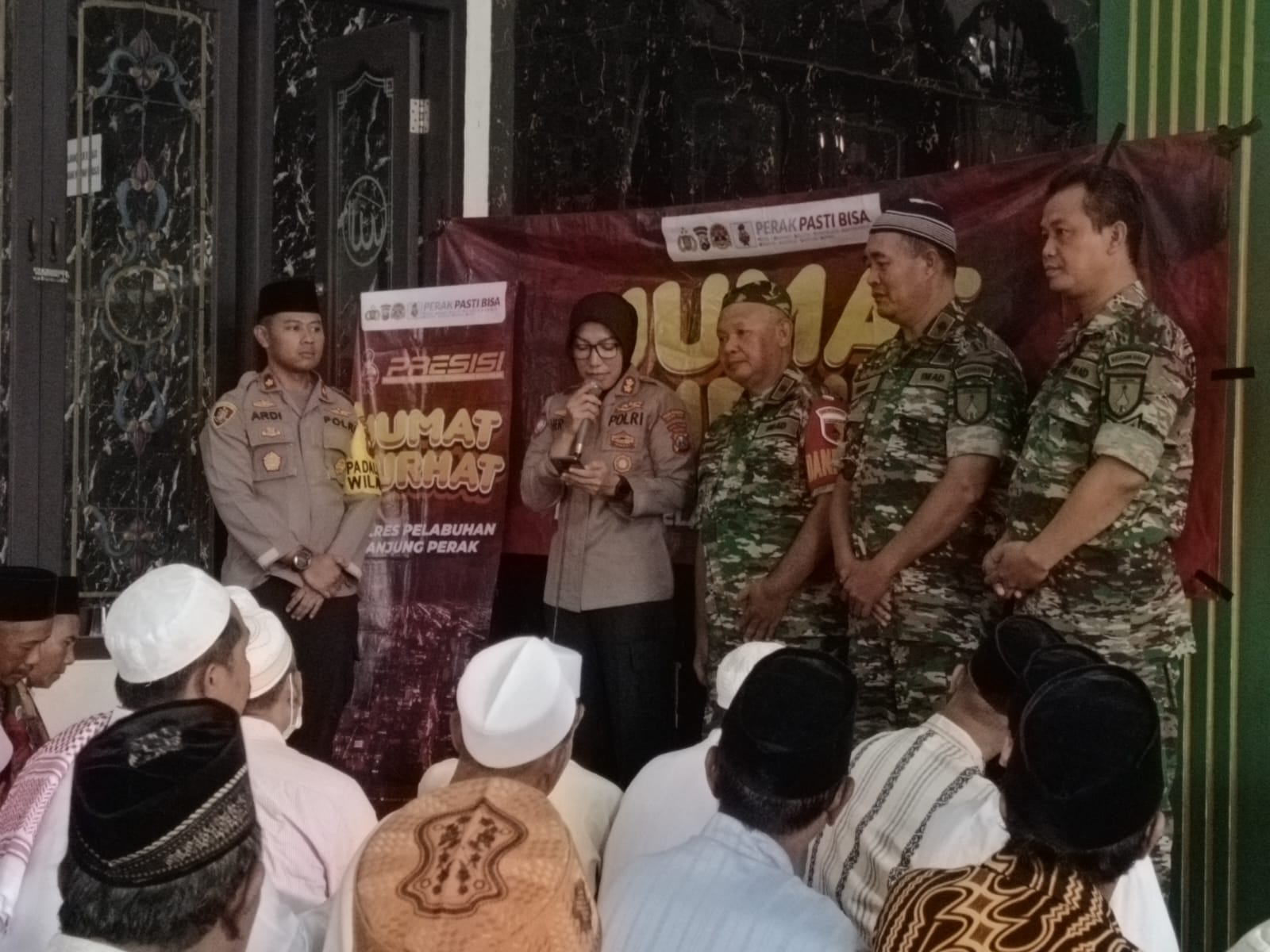 Kapolres Tanjung Perak Gelar Kegiatan Jumat Curhat Di Masjid Al Ichsan