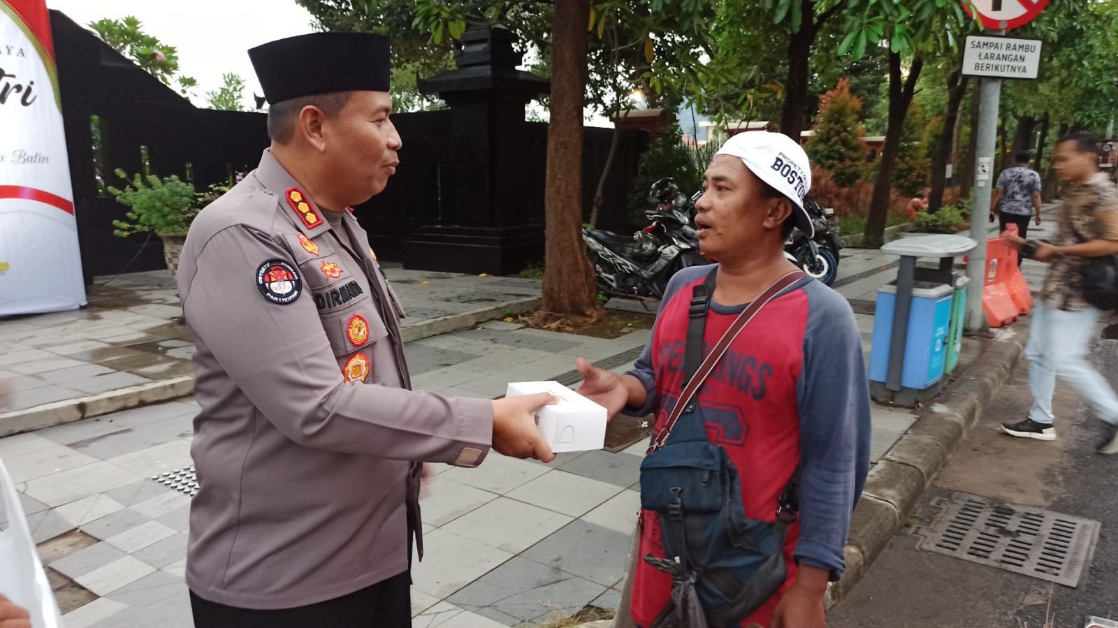 Jumat Berkah, Bidhumas Polda Jatim Berbagi Takjil Kepada Pengguna Jalan