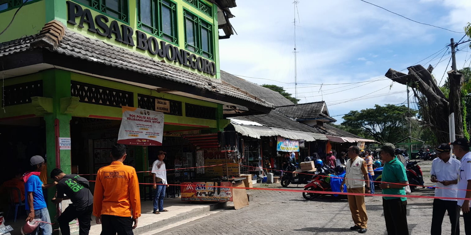 Resplang kantor pasar kota Ambrol Diterpa Angin Kencang