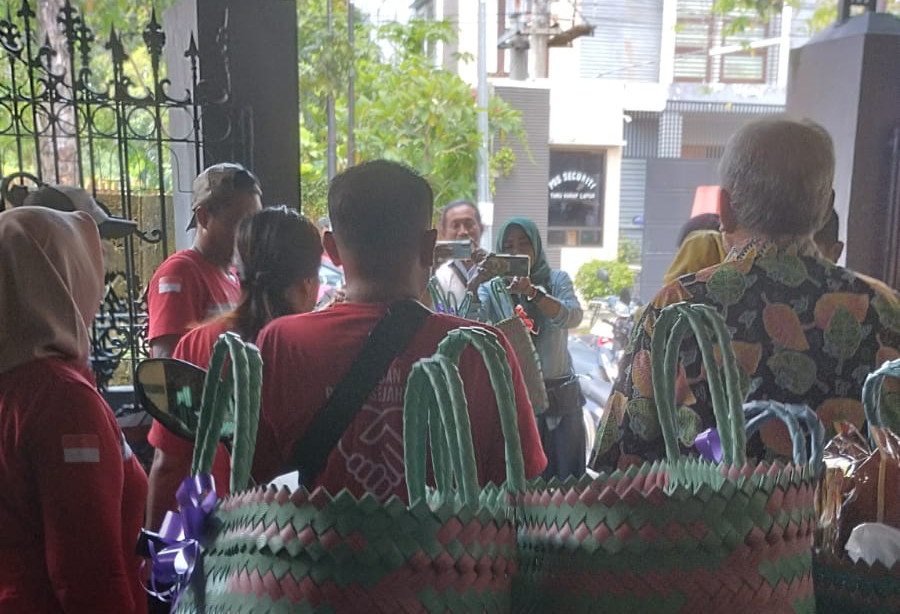 Jaga Toleransi Beragama di Bulan Ramadhan, Pengusaha Tionghoa Bojonegoro Berbagi Sembako