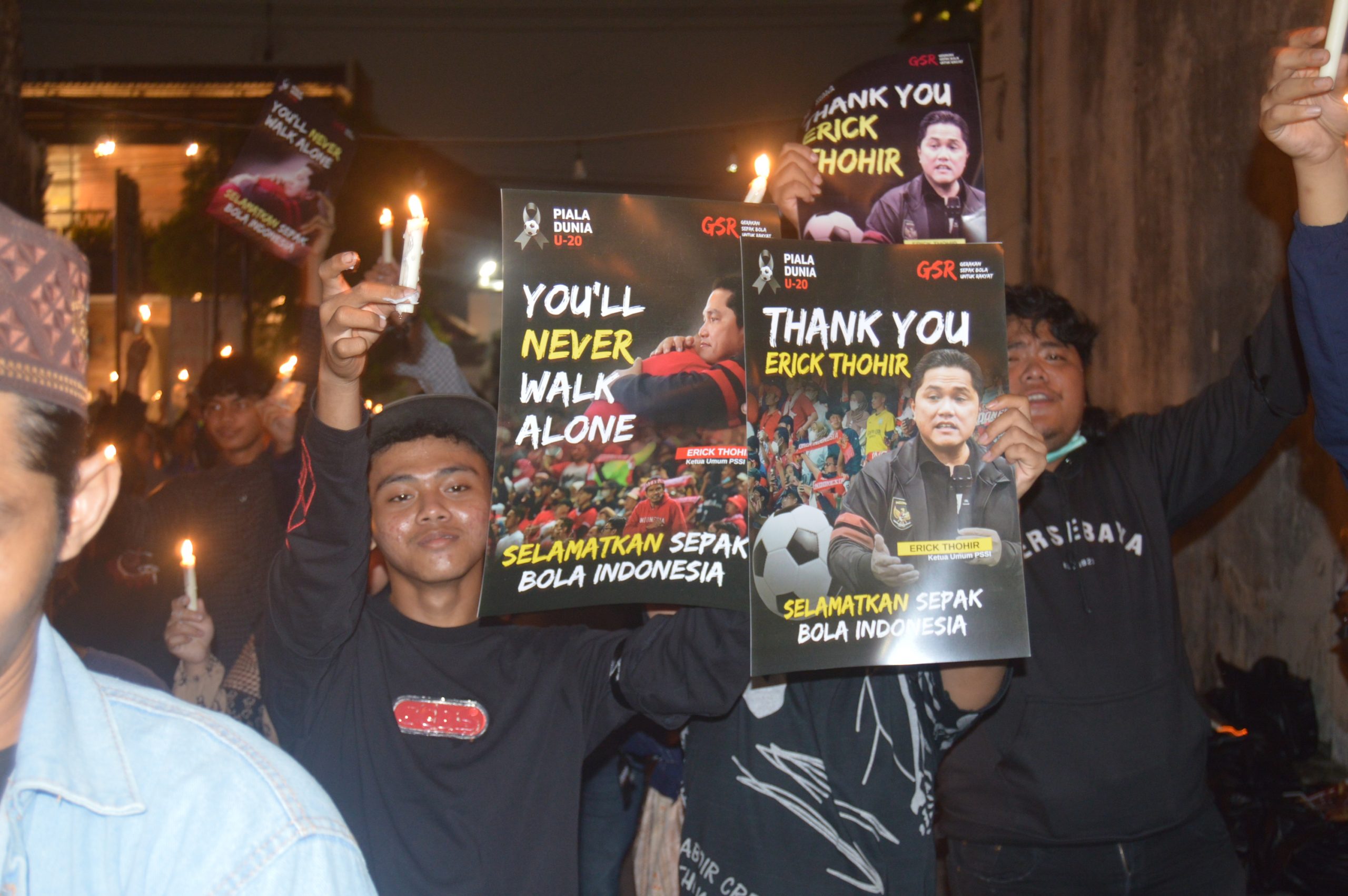 Gagal Jadi Tuan Rumah PD U20, Aksi 1000 Lilin Bentuk Selamatkan Sepak Bola Indonesia