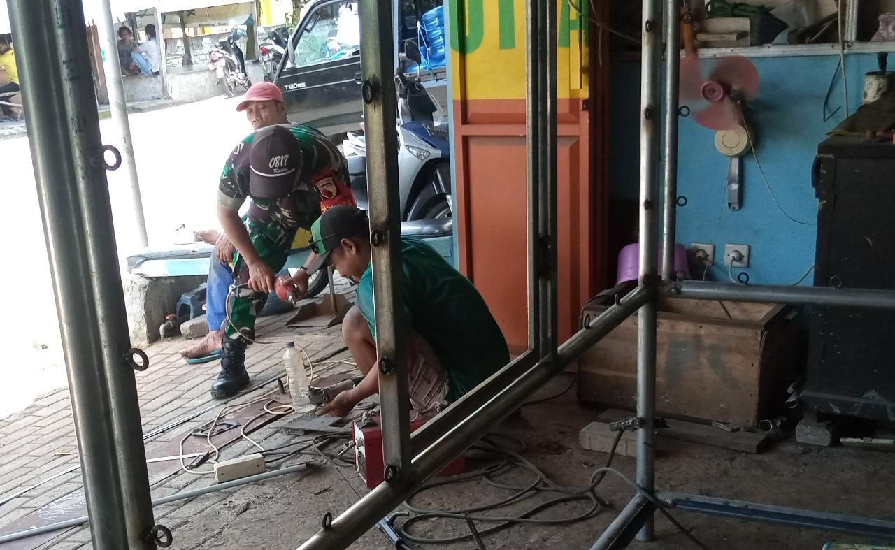 Peran Babinsa Dukun dalam Komsos dengan Usaha Bengkel Las di Wilayah Binaan